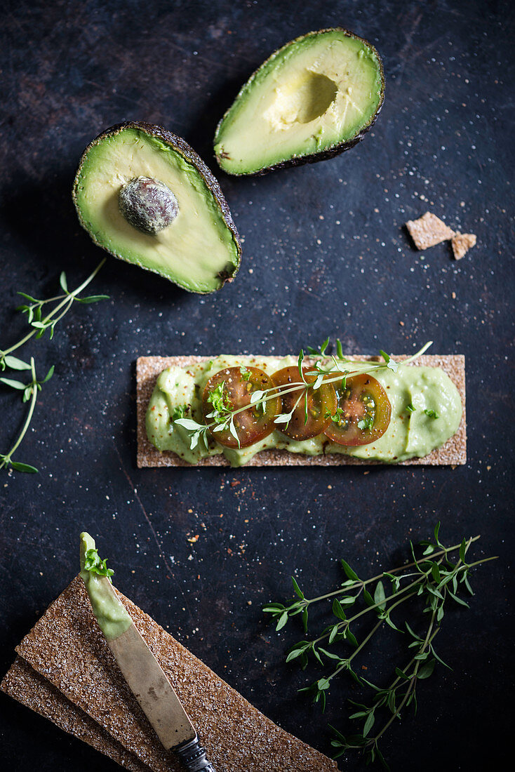 Crispbread with vegan avocado spread