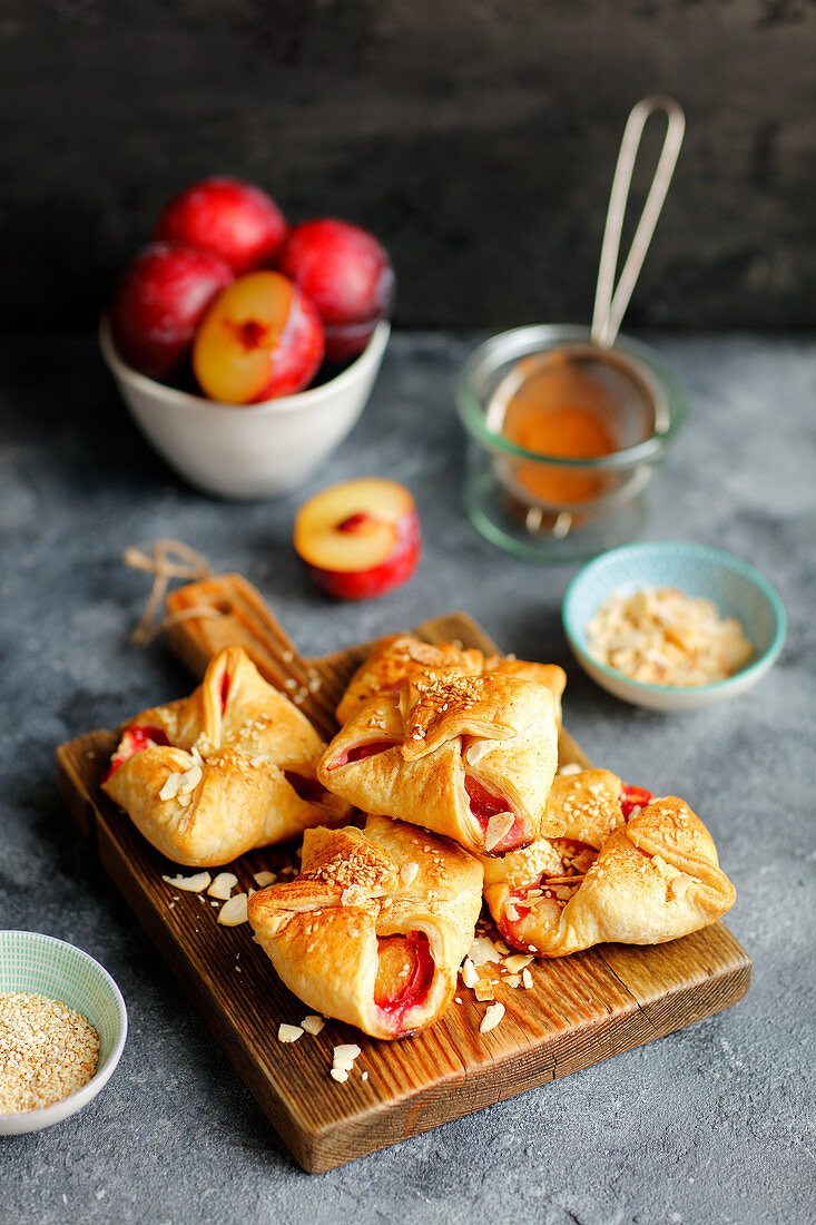 Puff pastry pockets with plums