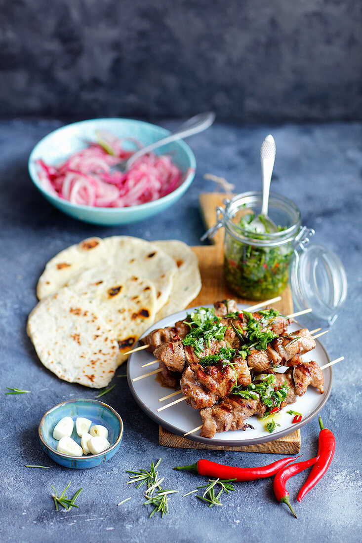 Rindfleischspiesse mit Fladenbrot, Gremolata und eingelegten Zwiebeln