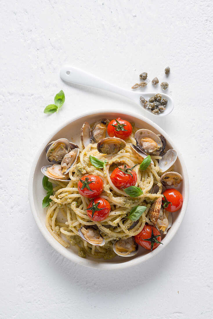Spaghetti mit Venusmuscheln, Mandel-Pistazien-Pesto, Kirschtomaten und Kapern