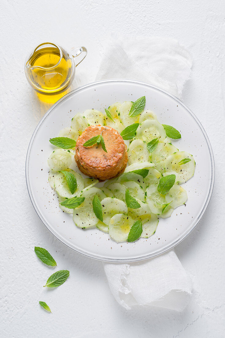 Gurken-Pfefferminz-Salat mit Joghurt-Gorgonzola-Flan