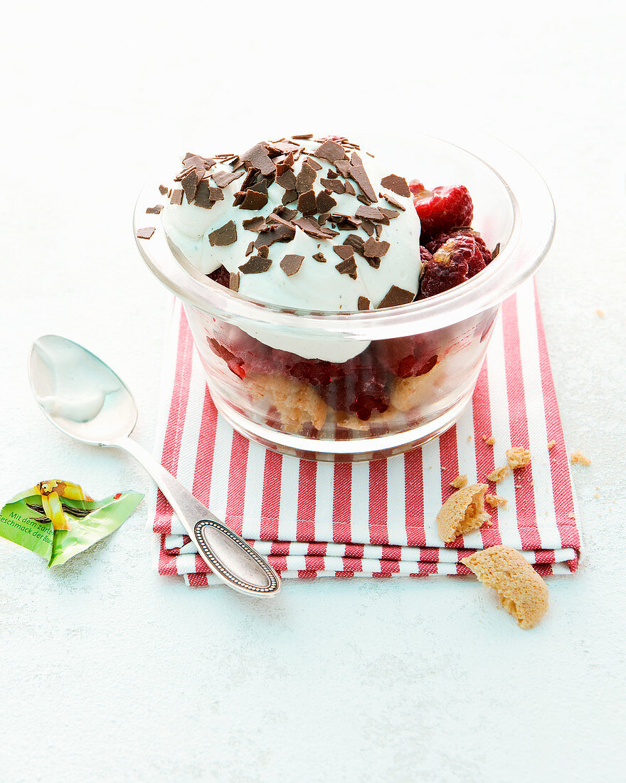 Raspberry trifle with mascarpone and amarettini
