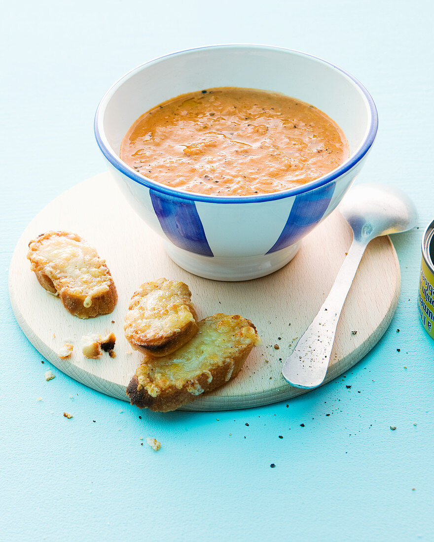 Tuna fish stew served with baguette slices