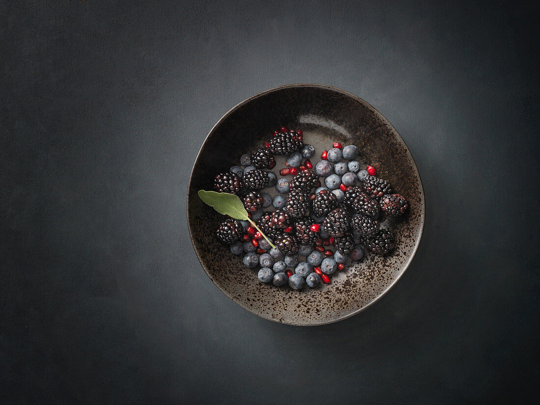 Blueberries and blackberries in a bowl