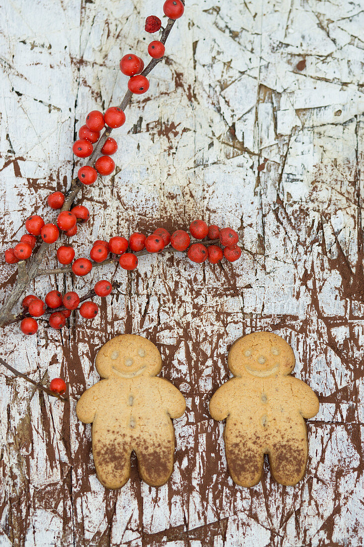 Gingerbread men with cocoa powder and holly