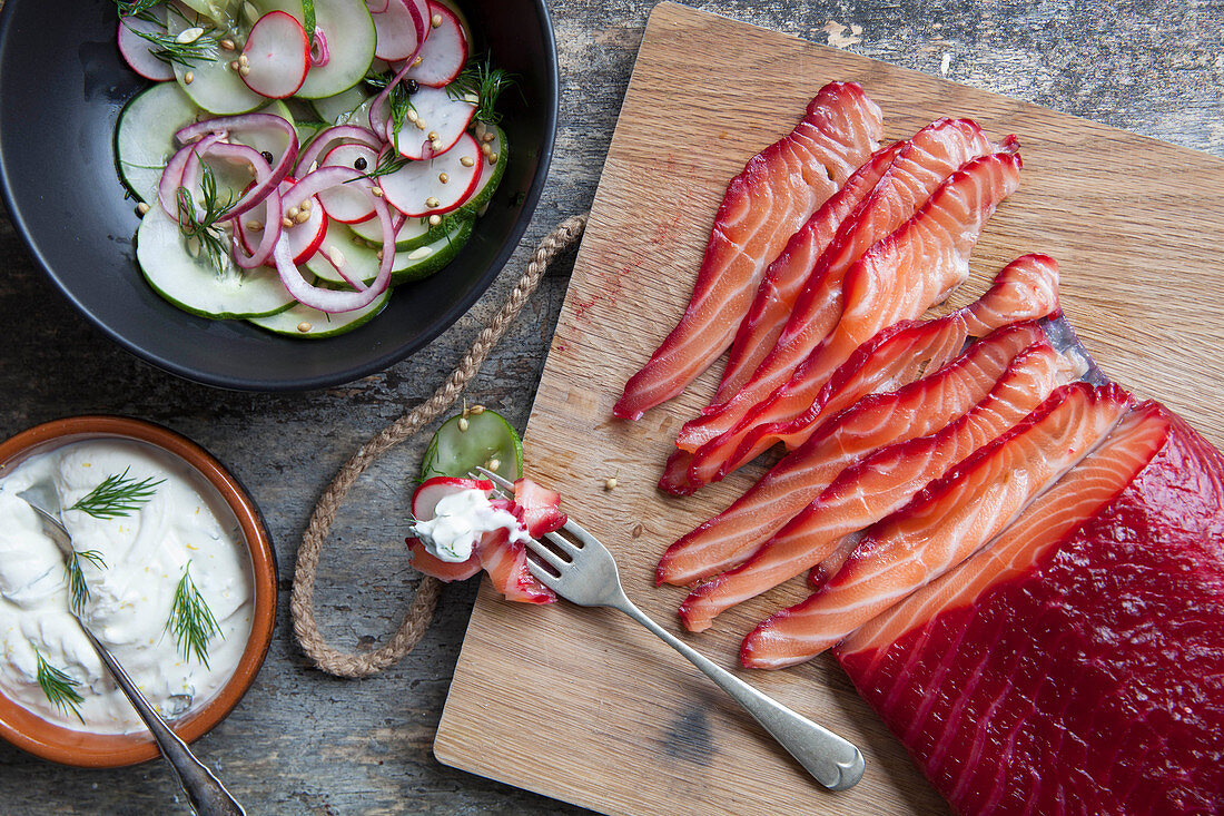 Mit Rote Bete und Gin marinierter Lachs mit eingelegten Radieschen und Gurken