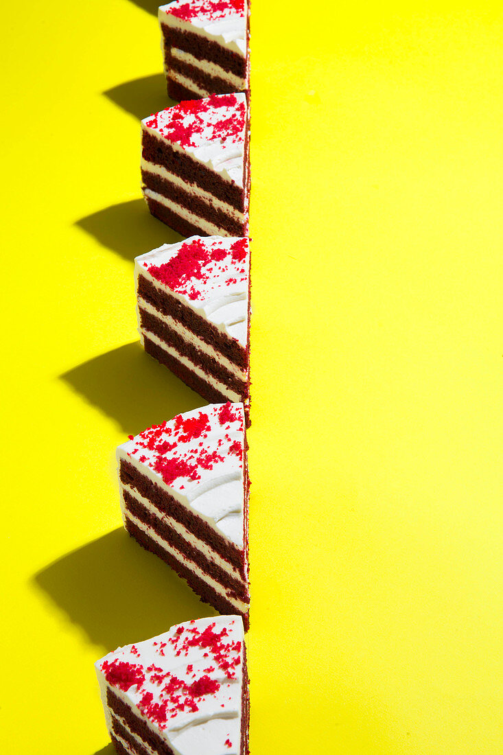 Red Velvet Cake auf gelbem Hintergrund