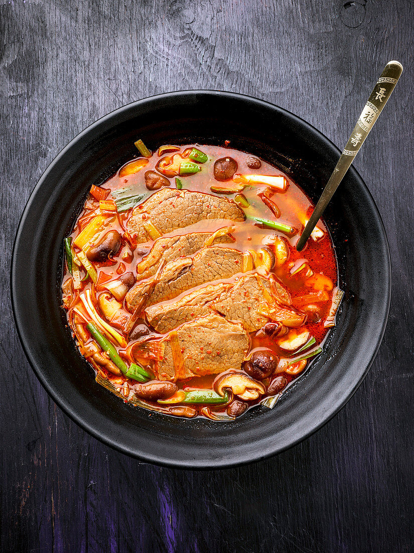Koreanische Suppe mit Fleischscheiben