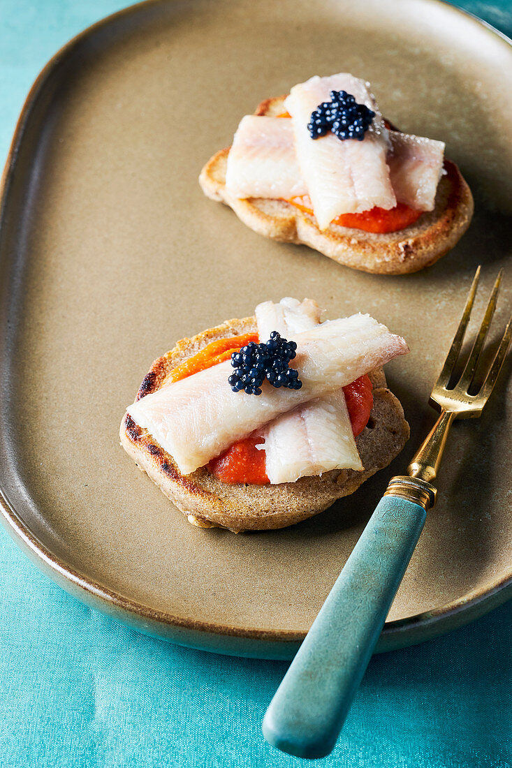 Blinis mit Fischfilet und Kaviar