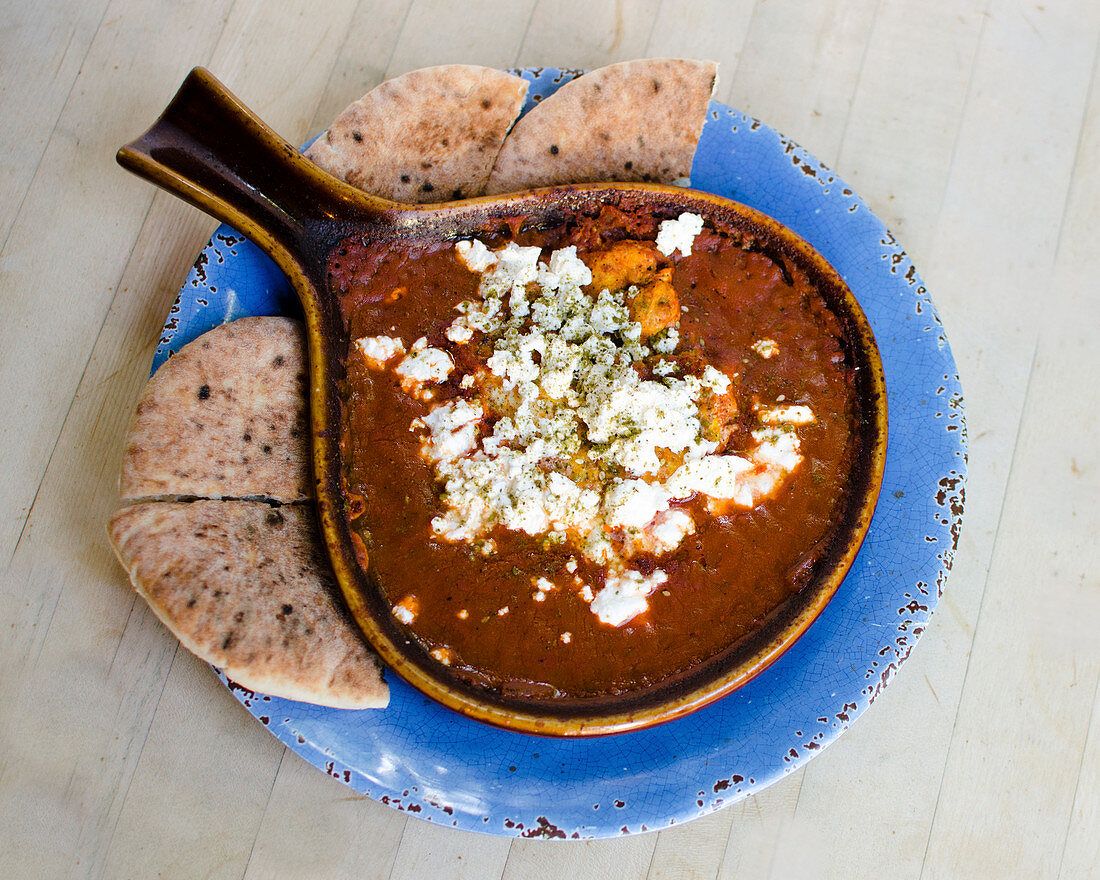 Shakshuka (Eier in Tomatensauce, Israel) mit Fetakäse und Pitabrot