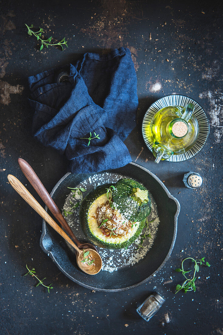 Runde Zucchini gefüllt mit Gerste und getrockneten Tomaten (Aufsicht)