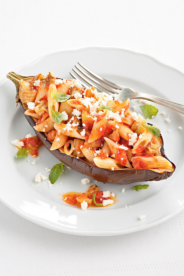 Pasta alla norma (Nudeln mit Tomatensauce, Auberginen und Ricotta, Italien)