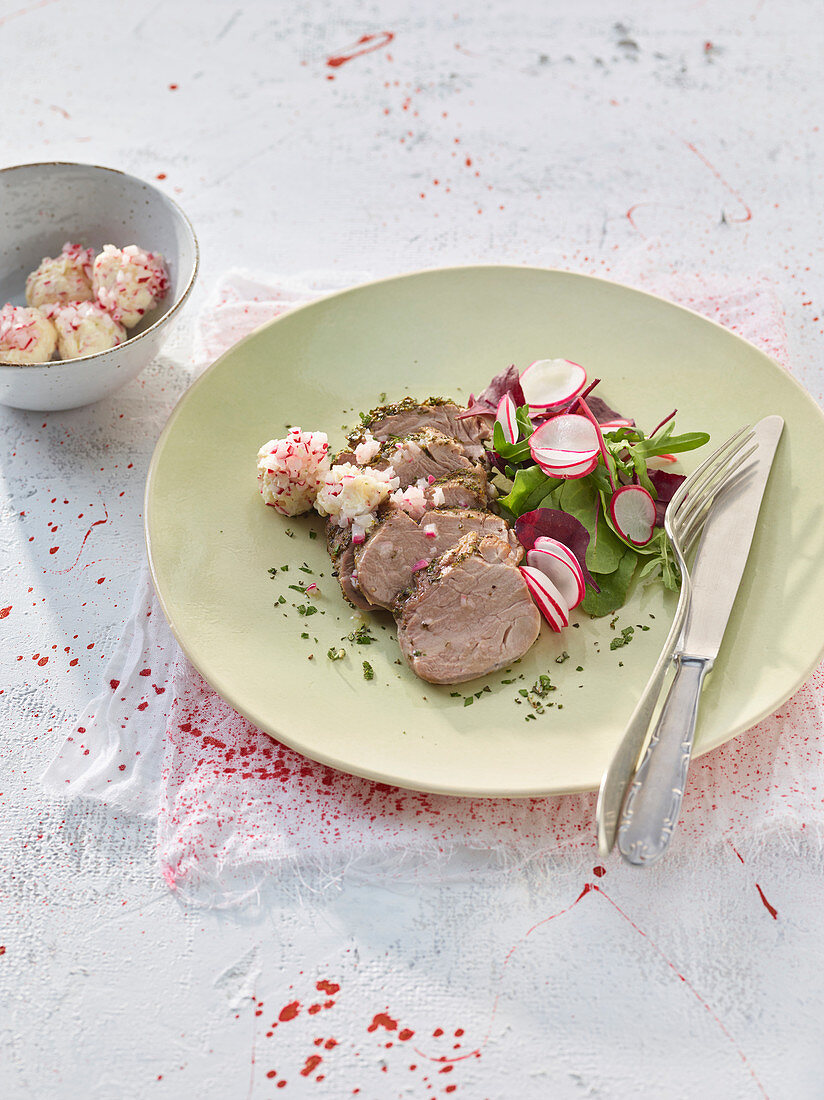Gegrilltes Schweinefilet mit Radieschenbutter und Salat