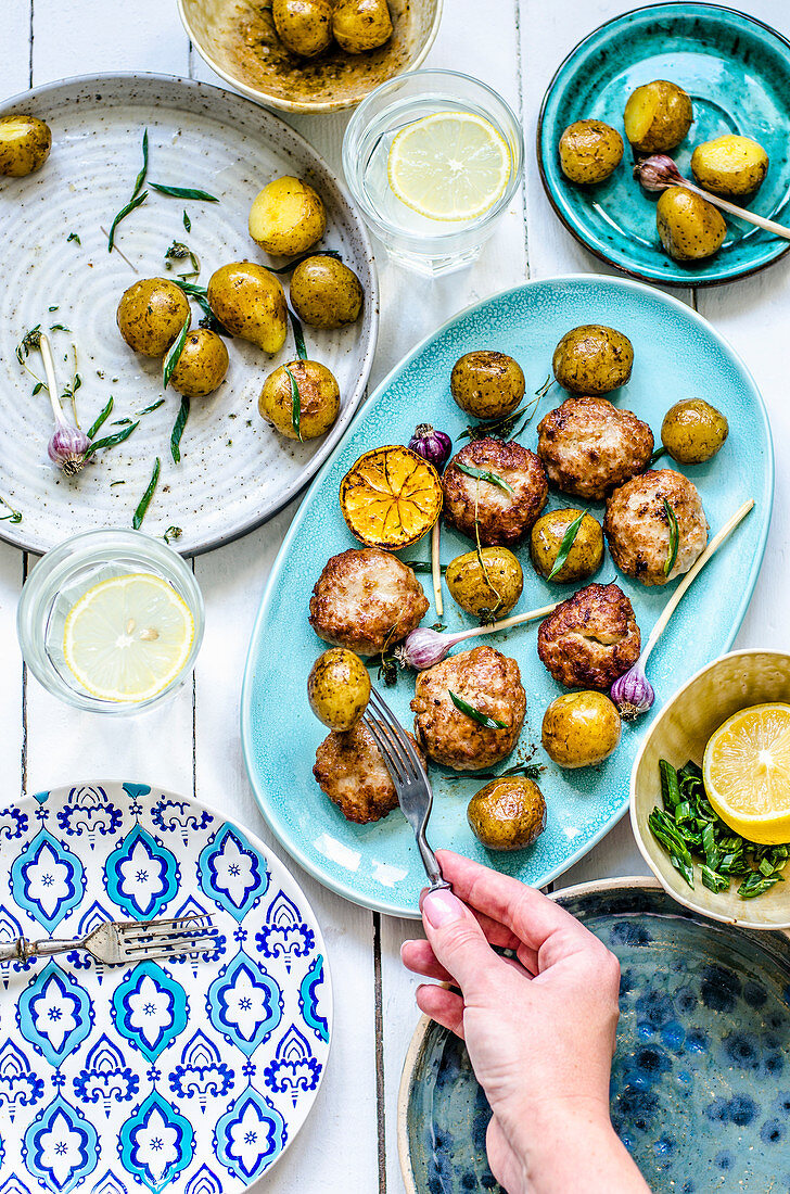 Frikadellen mit Kartoffeln, Knoblauch und Zitrone