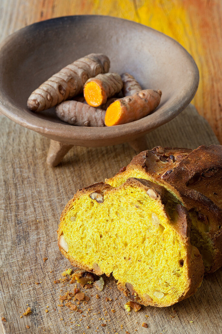 Bread with turmeric and hazelnuts
