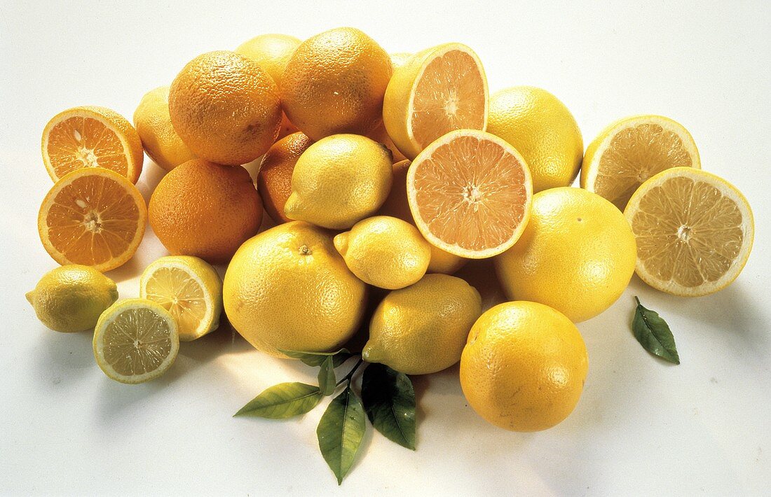 Zitrusfrüchte auf Haufen: Orangen, Grapefruits & Zitronen
