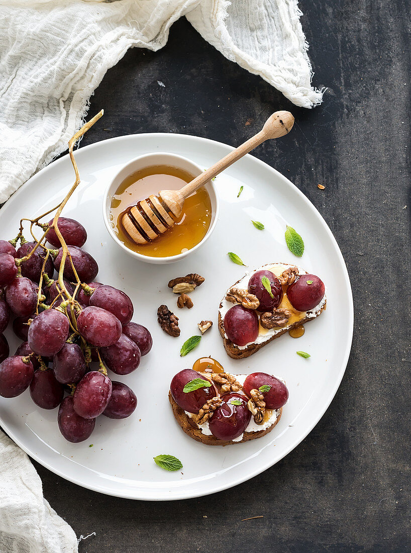 Sweet sandwiches with ricotta cheese, grapes, walnuts and honey
