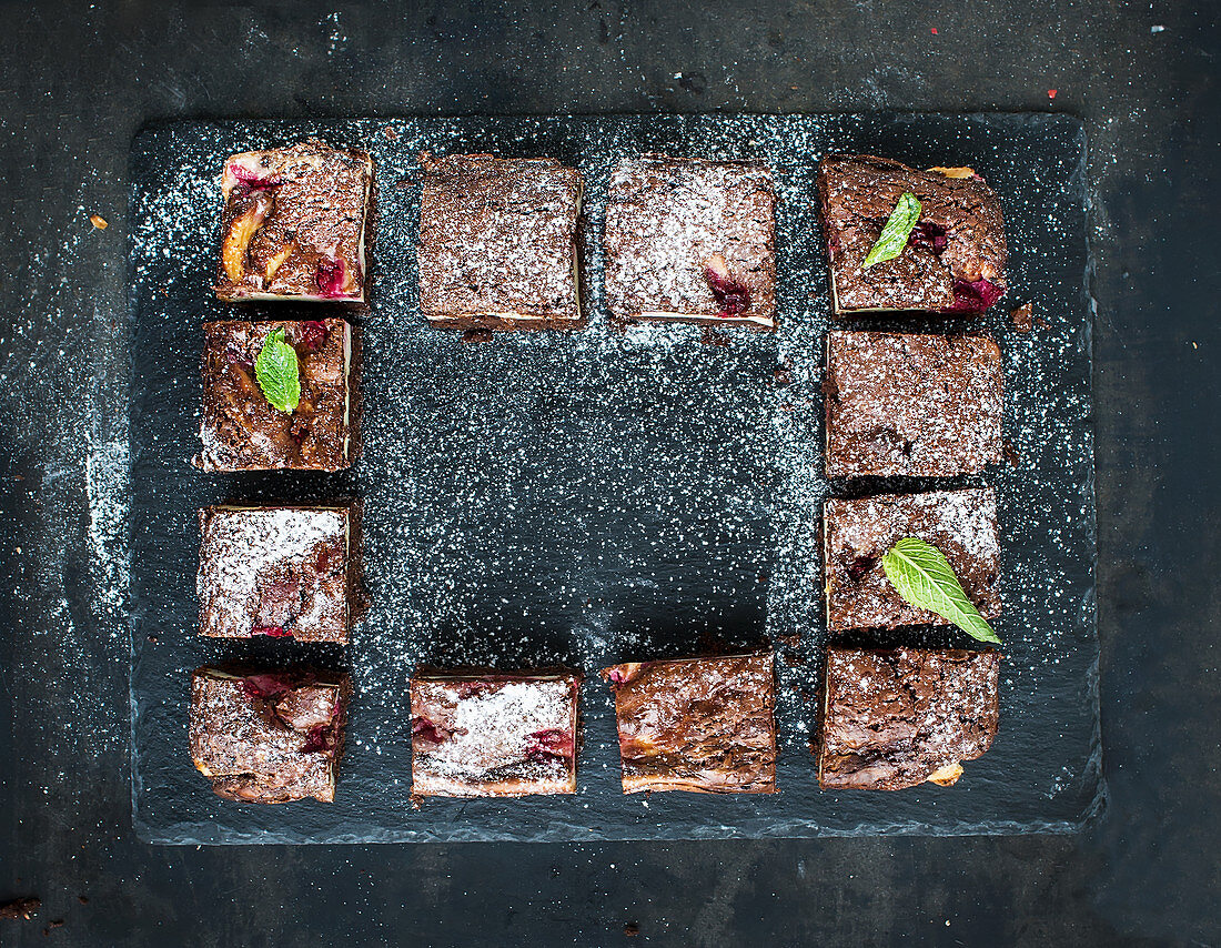 Brownies mit dunkler Schokolade und Himbeeren