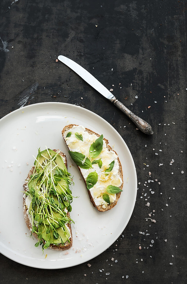 Sandwiches mit Ricotta, Avocado, Basilikum und Sprossen