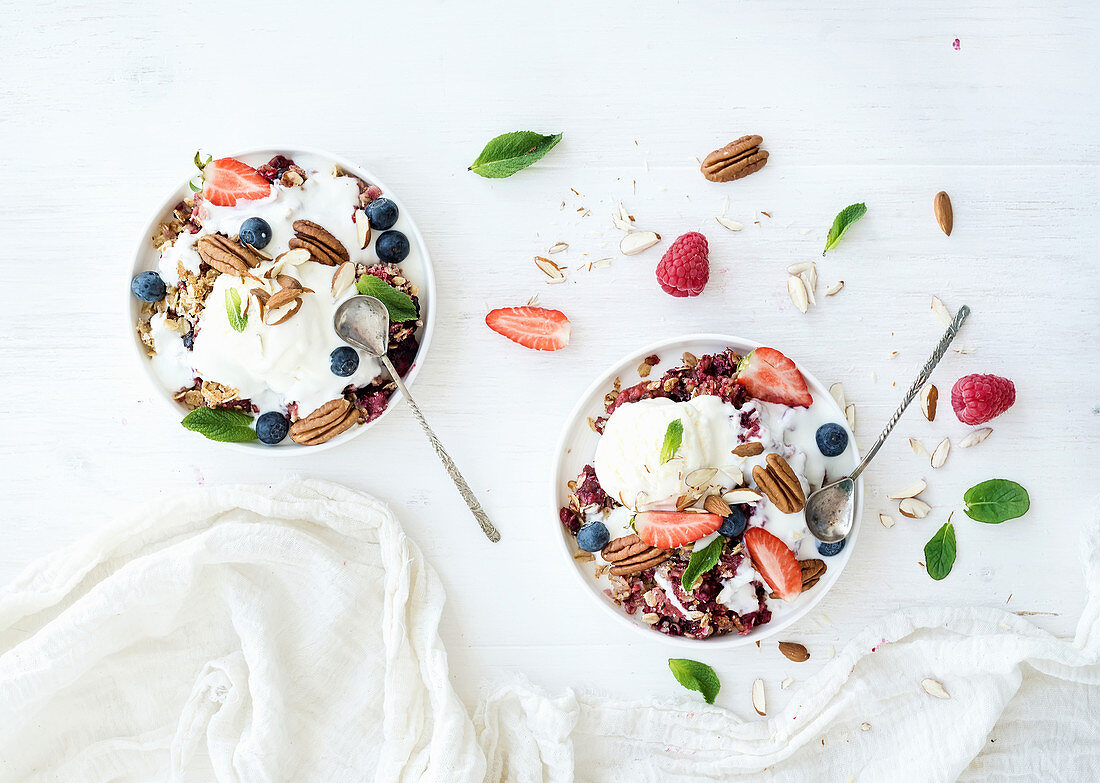 Beerencrumble mit frischen Blaubeeren, Himbeeren, Erdbeeren, Walnüssen, Pekannüssen, Joghurt und Minze