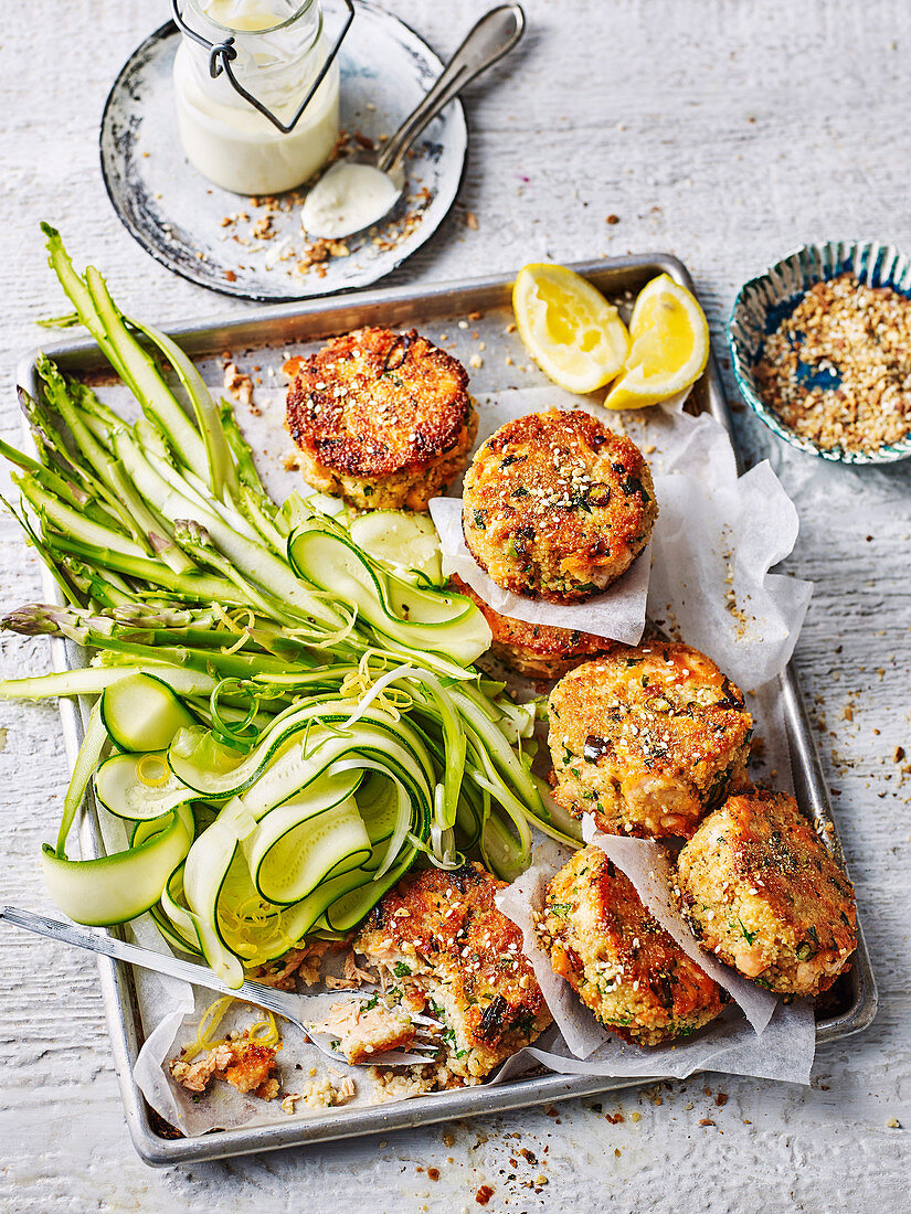 Lachspuffer mit Zucchini-Spargel-Salat