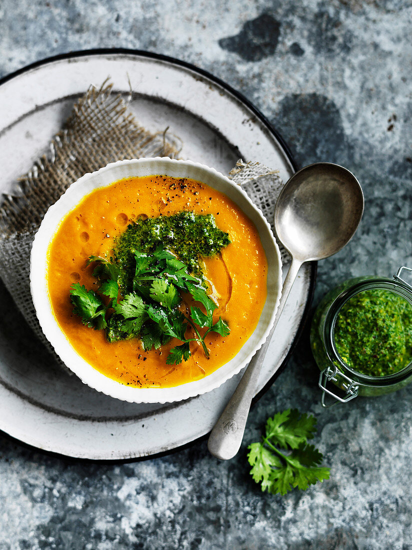 Karotten-Linsen-Suppe mit Korianderpesto