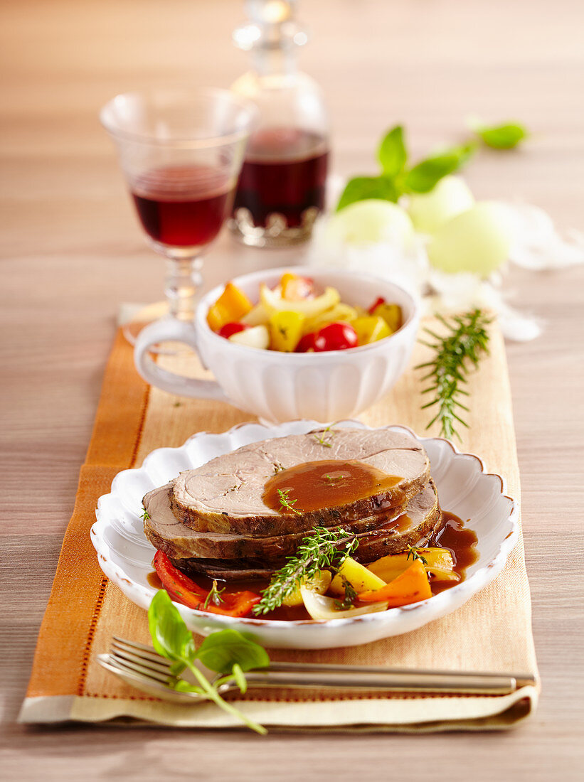 Lammkeule in Scheiben mit Gemüse zu Ostern