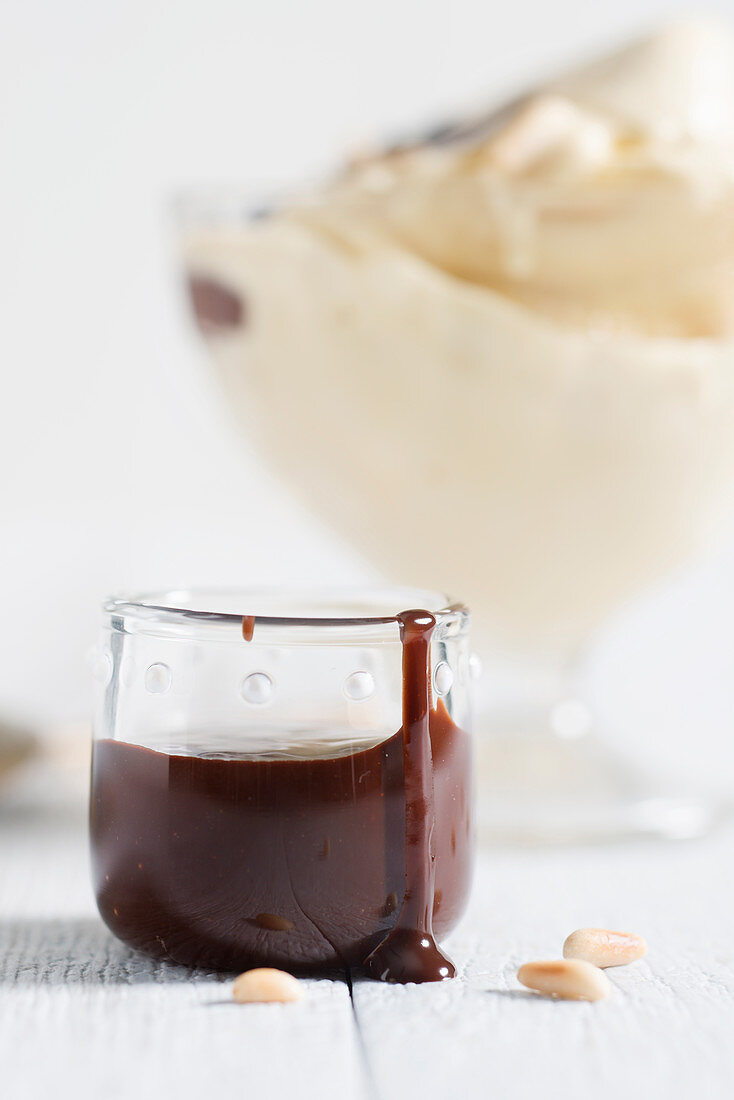 Rum-Schokoladensauce zum Pinienkern-Kaffee-Eis