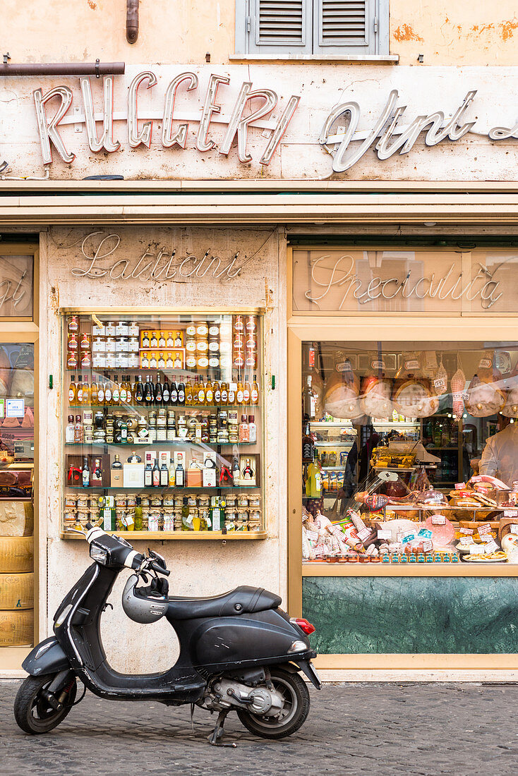 Traditioneller Lebensmittelladen, davor Roller, Campo de Fiori, Rom, Italien