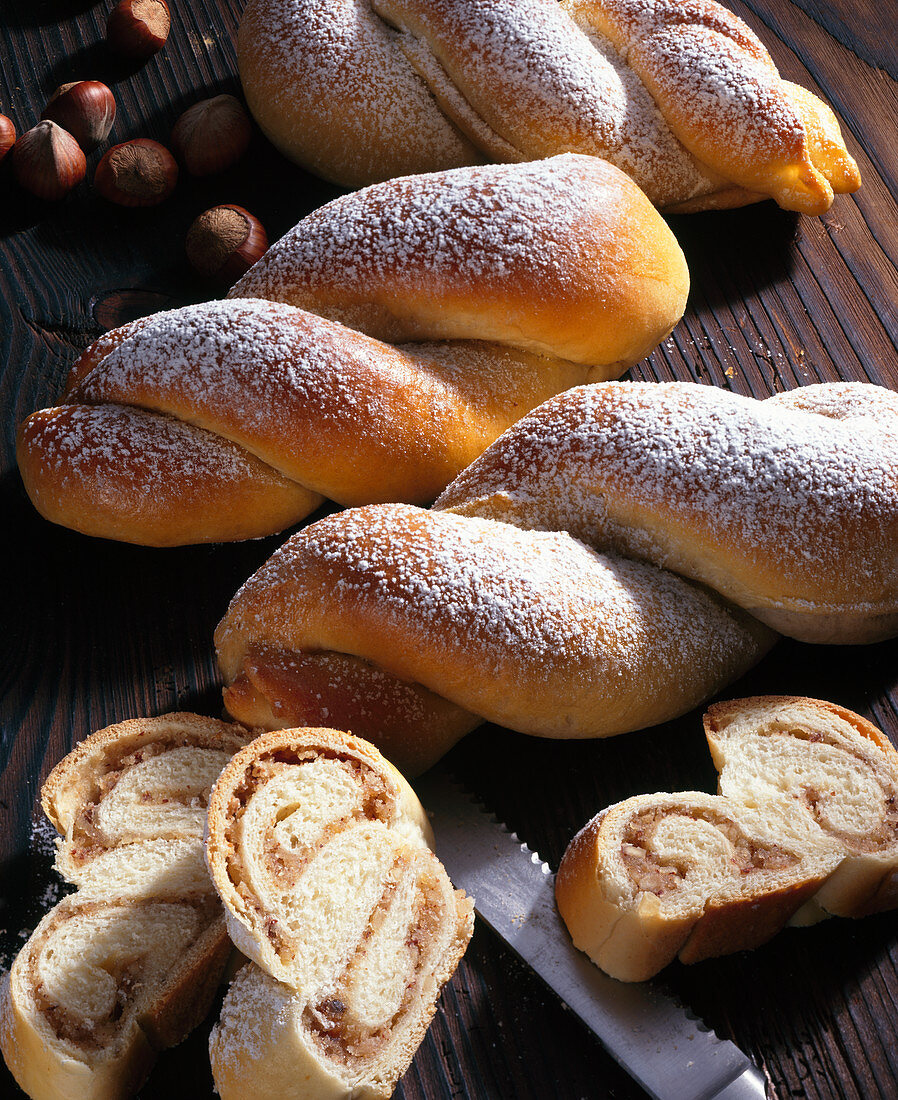 Kleine Nusszöpfe aus Hefeteig mit Marzipanfüllung