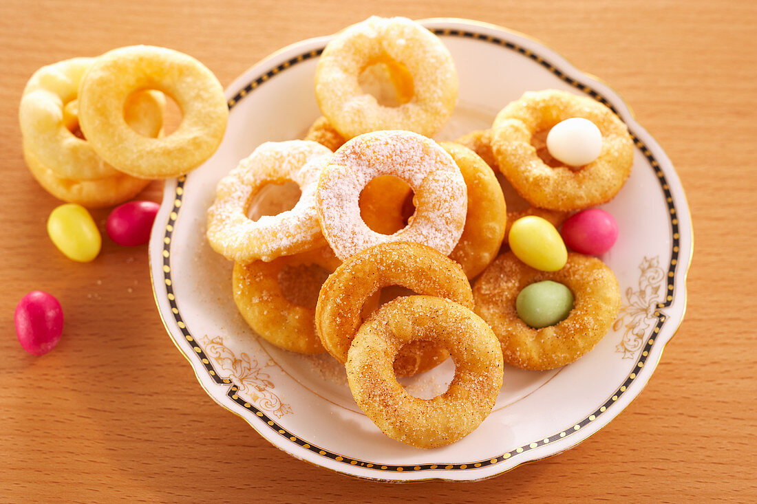 Bozi milosti (ring-shaped Easter pastries from the Czech Republic)
