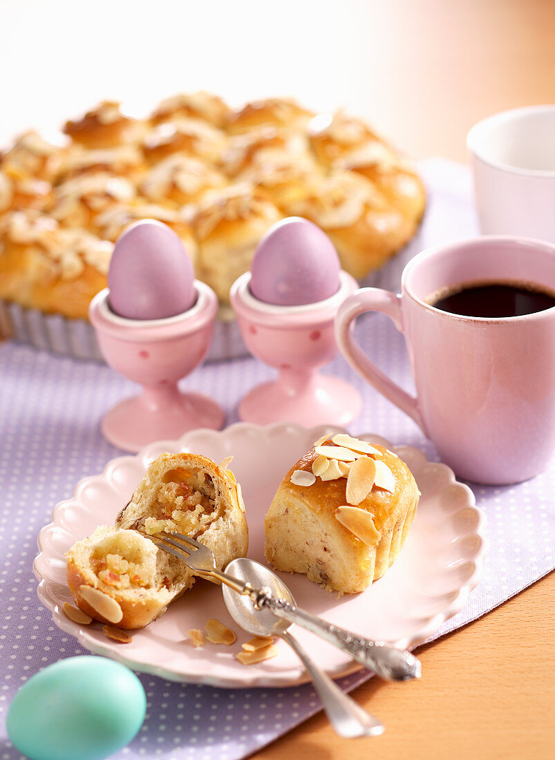 Afbreek Paasbrood – Dutch Easter bread with a marzipan filling