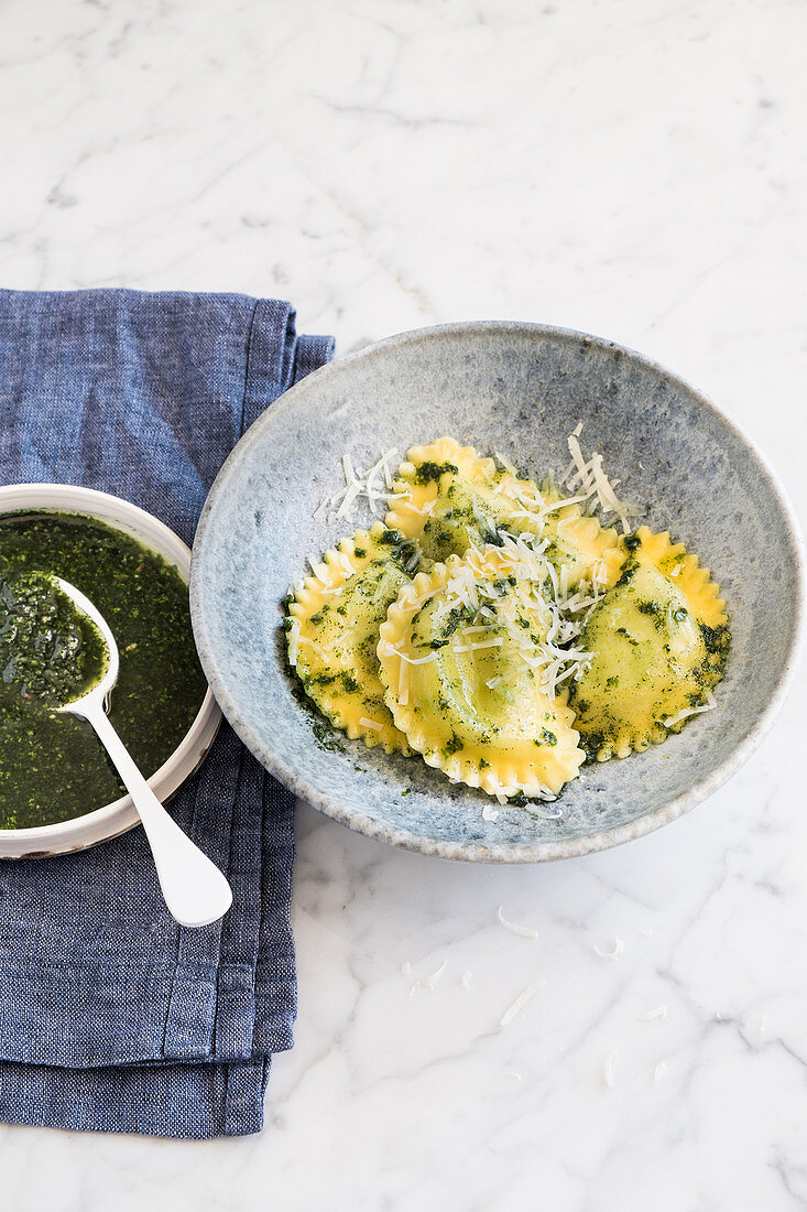 Ravioli mit Rucola und Spirulina-Pesto