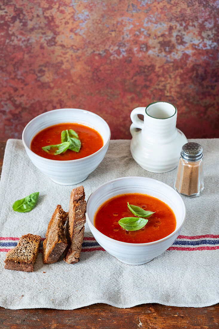 Suppe aus gebratenen Tomaten mit Basilikum
