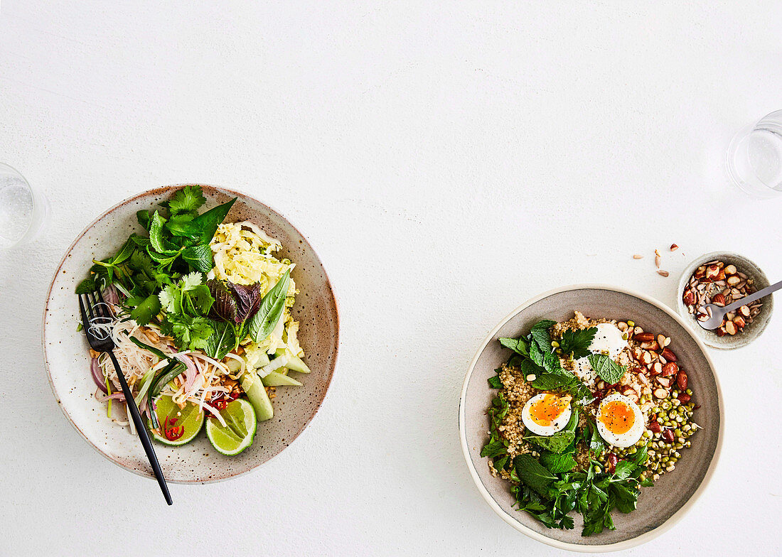 Reisnudel-Bowl und Quinoasalat-Bowl mit Mandeln, Sprossen und weichem Ei
