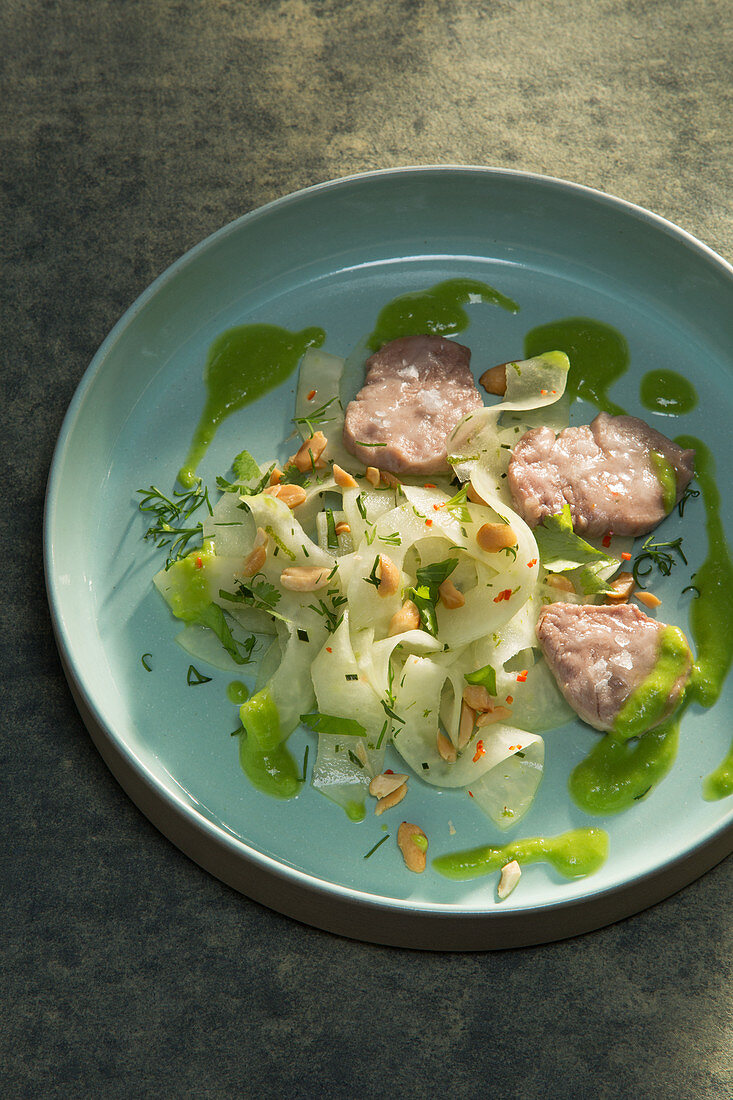 Schweinefleischscheiben in Trehalose frittiert mit Papayasalat