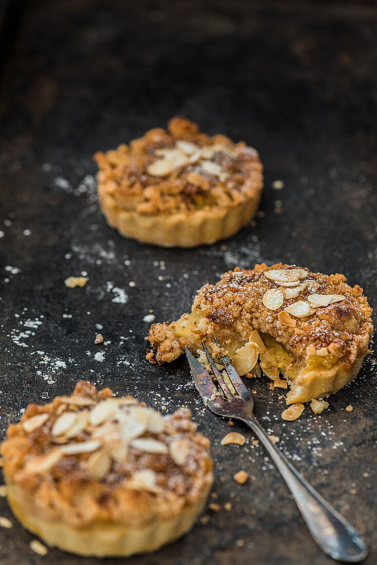 Apple tartlets with flaked almonds