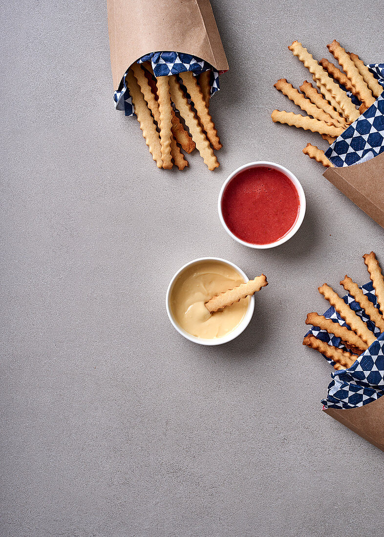 Pommes-Frites-Kekse mit Erdbeercoulis und Zitronendip