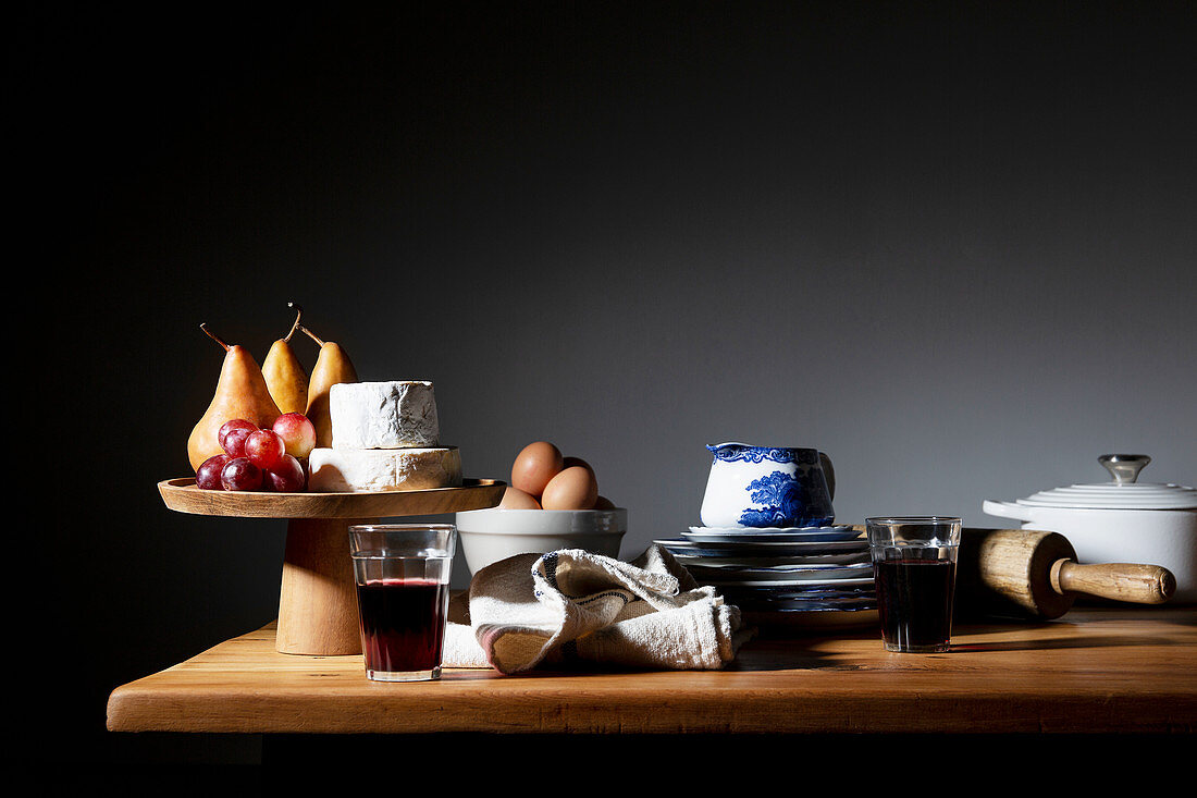 Stillleben mit Käse, Obst, Eiern und Wein