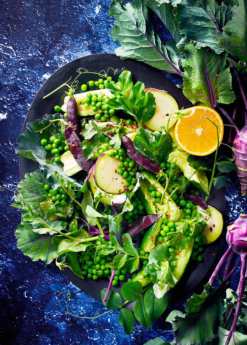 Erbsen-Kohlrabi-Salat mit Gurke und Orangendressing