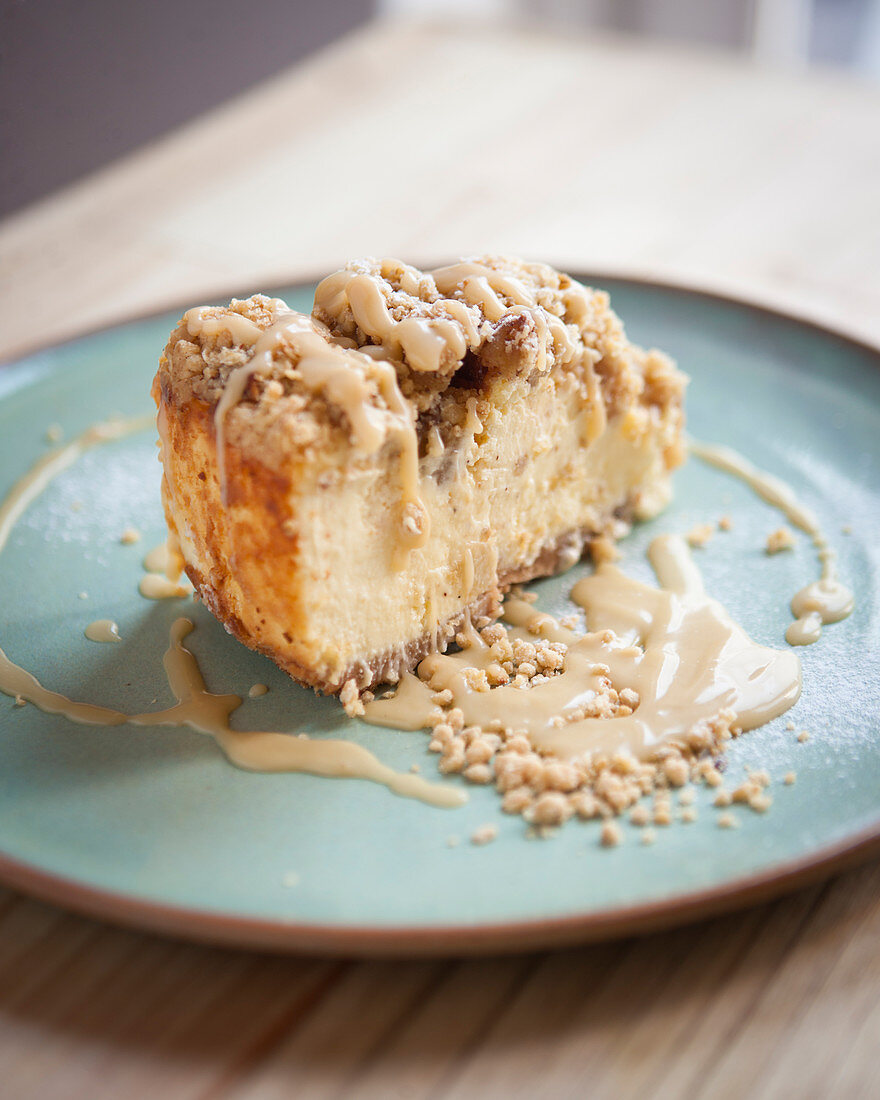 Ein Stück Apfel-Streusel-Käsekuchen