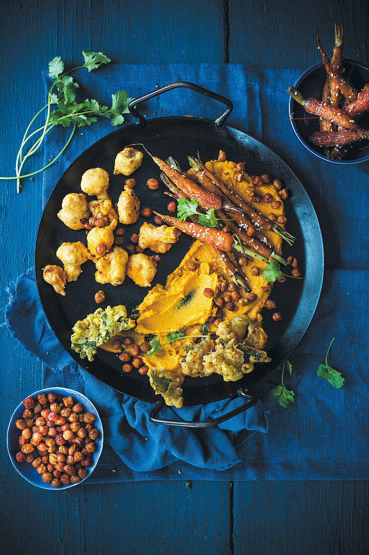 Möhren-Hummus, Blumenkohl-Pakora und Grünkohlchips