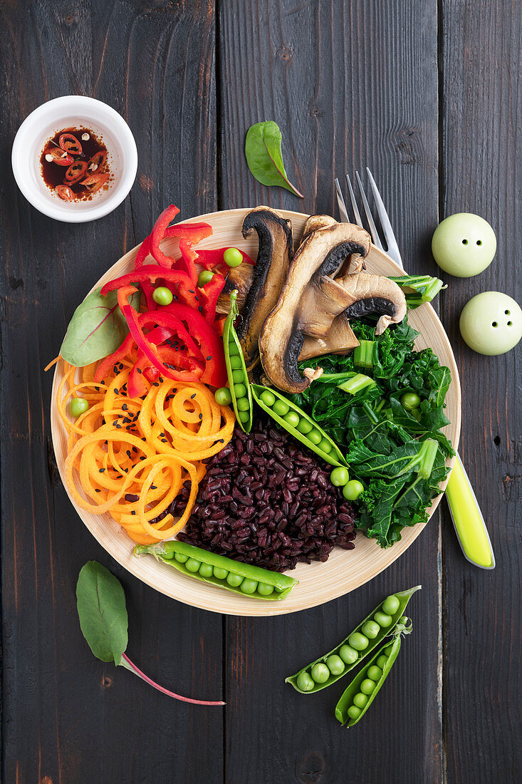Vegane Buddha Bowl mit Gemüse und Pilzen