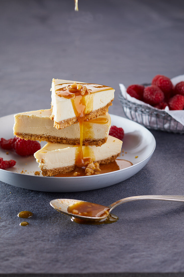 Käsekuchen mit Himbeeren und Karamellsauce