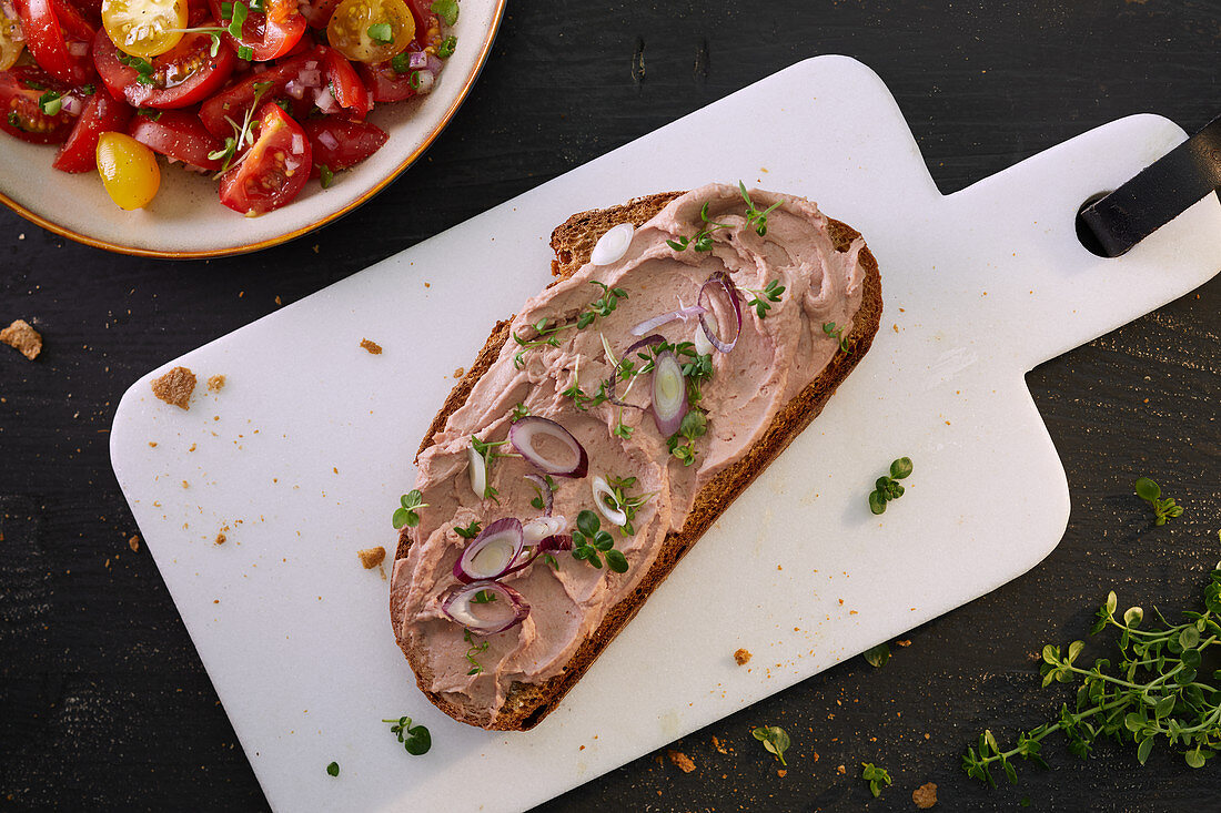 Leberwurstbrot mit Frühlingszwiebeln, dazu Tomatensalat