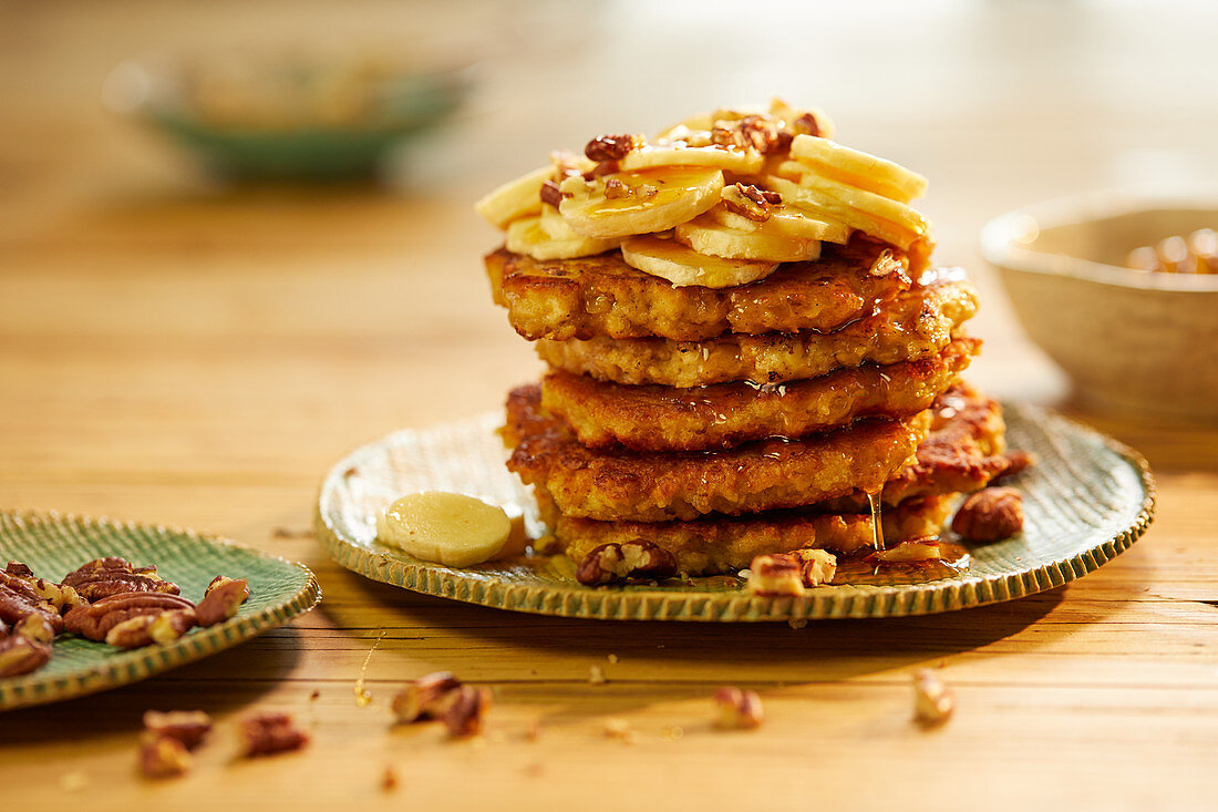 Pancakes mit Bananen, Nüssen und Honig