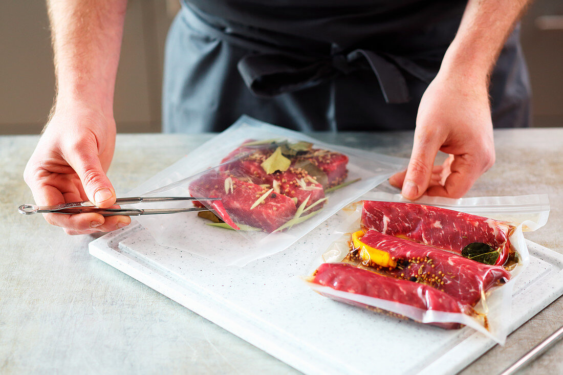 Vacuum packing meat to reduce the marinating time (beef tataki)