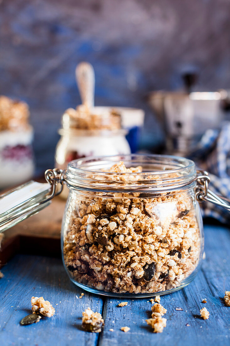 Glutenfreies Granola mit Amarant, Kürbiskernen, Kokos und gepufftem Buchweizen