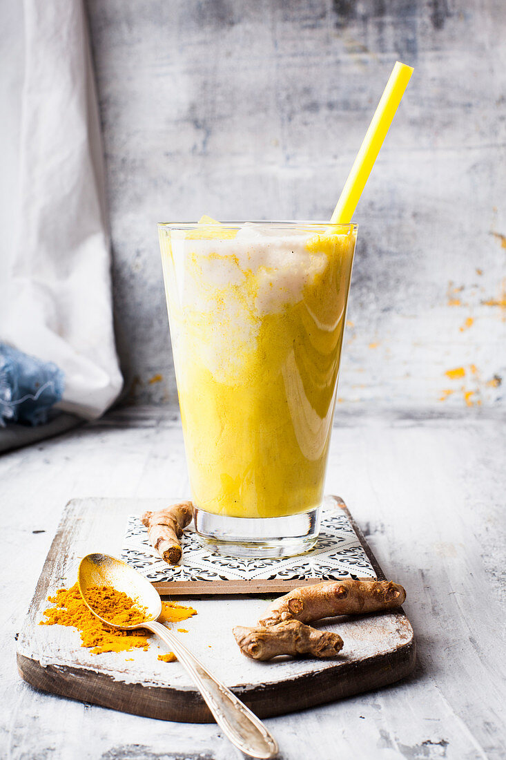 Vegan golden milkshake