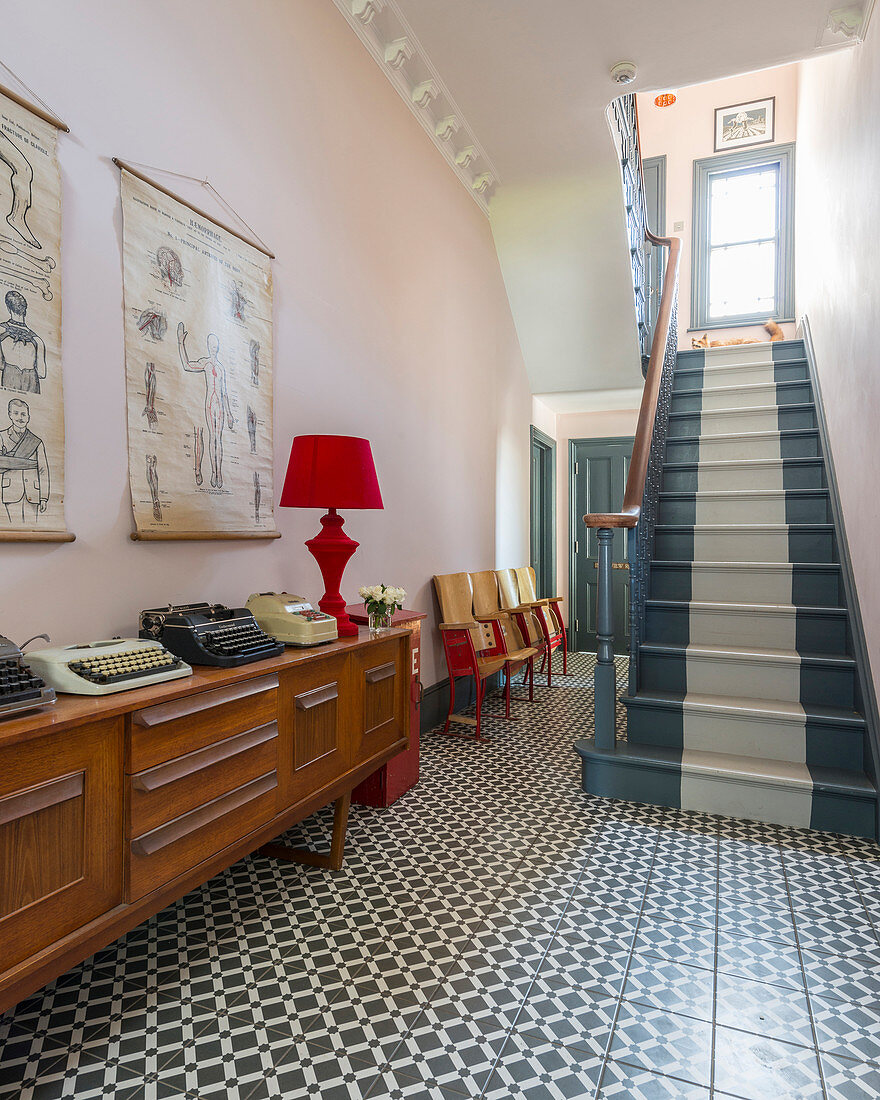 Eingangsbereich mit gemustertem Boden und Treppe im Altbau